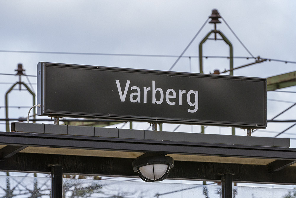 stationsskylt med texten Varberg